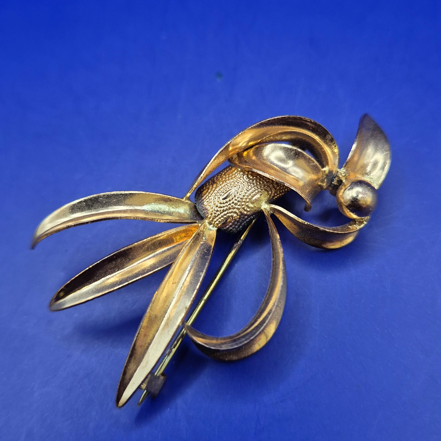 Elegante Vintage Brosche Goldfarben Wellen Design
