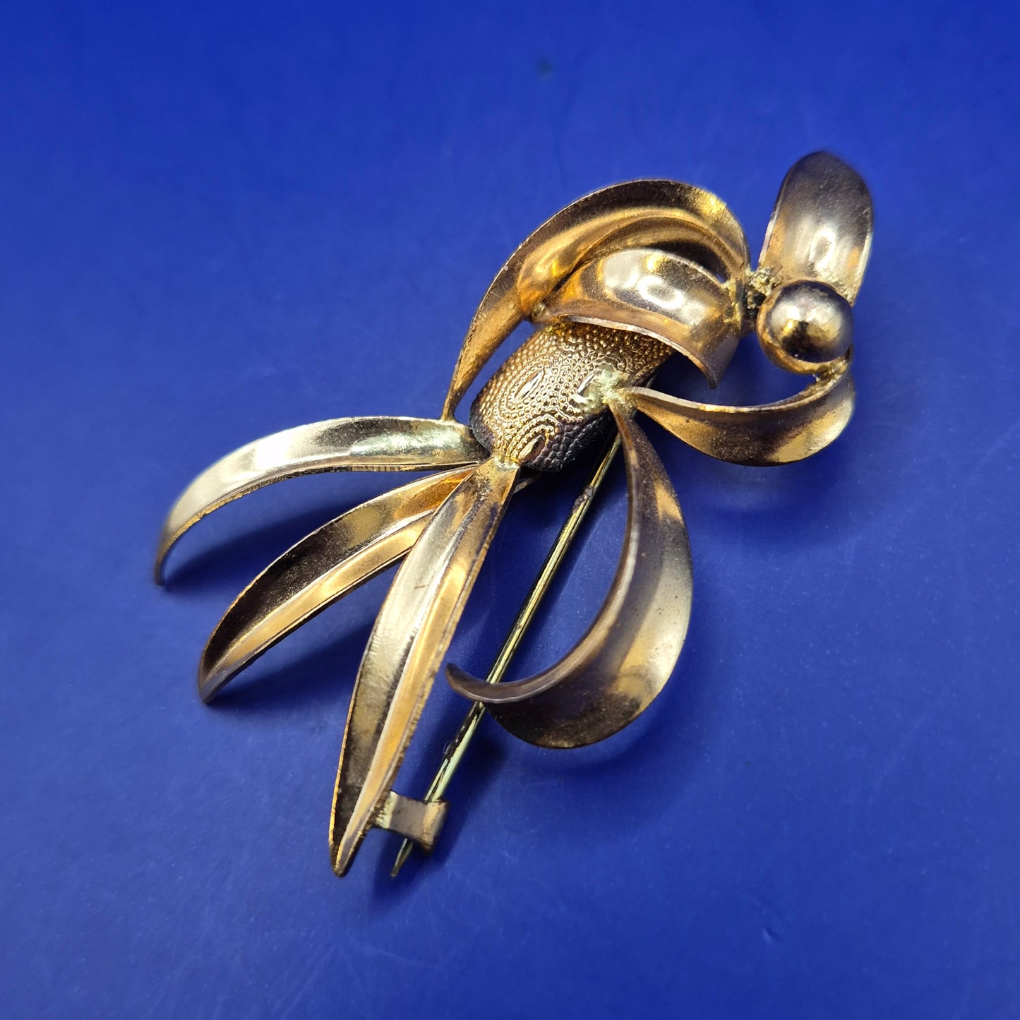 Elegante Vintage Brosche Goldfarben Wellen Design