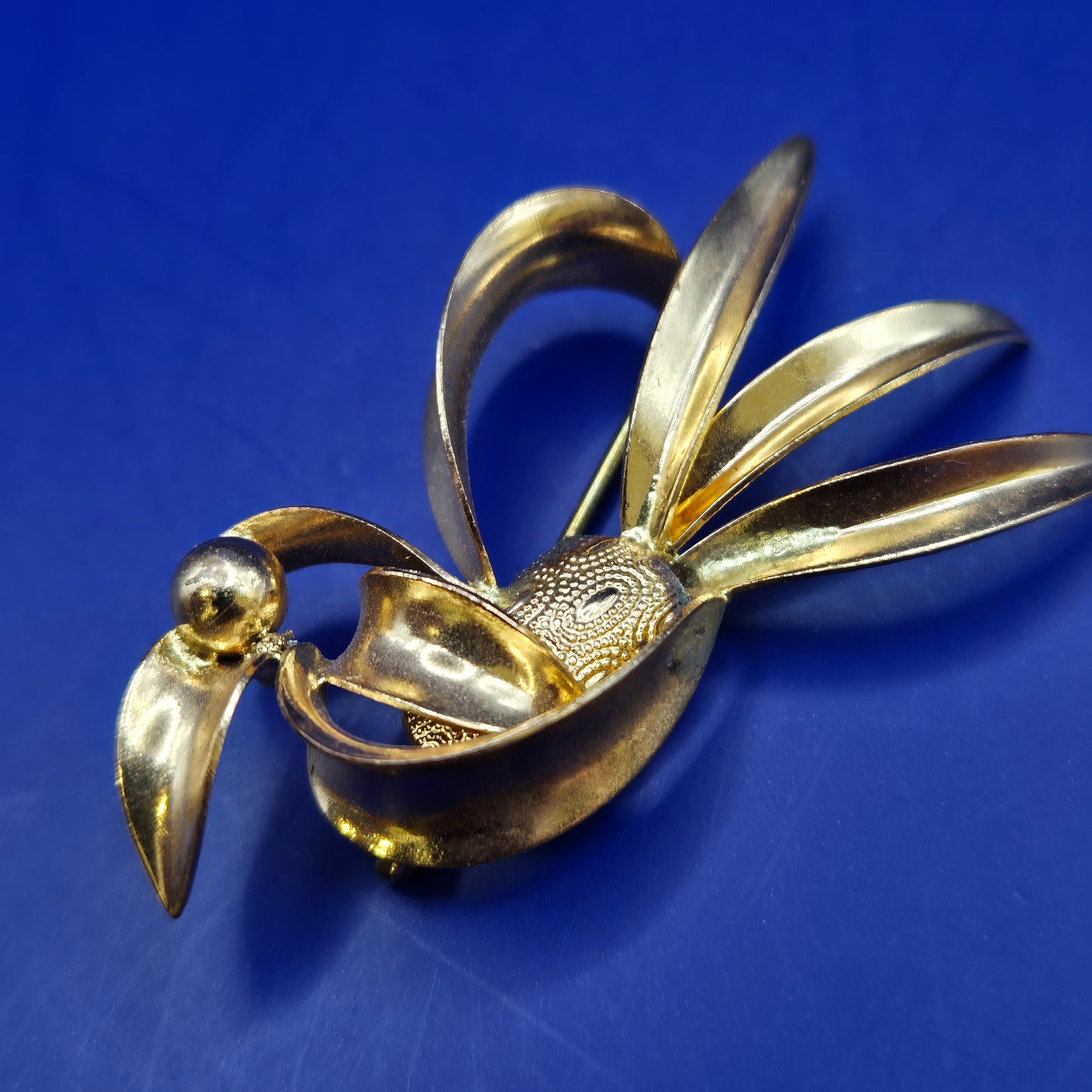 Elegante Vintage Brosche Goldfarben Wellen Design