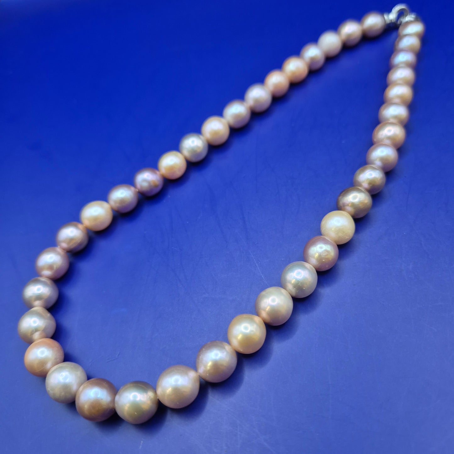 Elegante Perlenkette mit großen Naturperlen und 925er Silber Verschluss