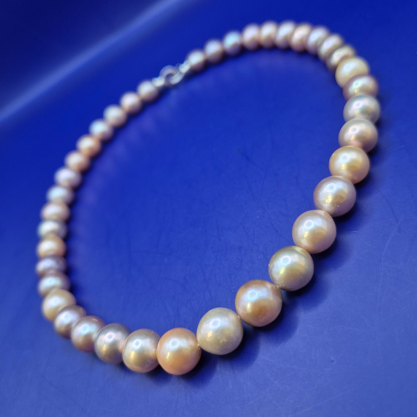 Elegante Perlenkette mit großen Naturperlen und 925er Silber Verschluss