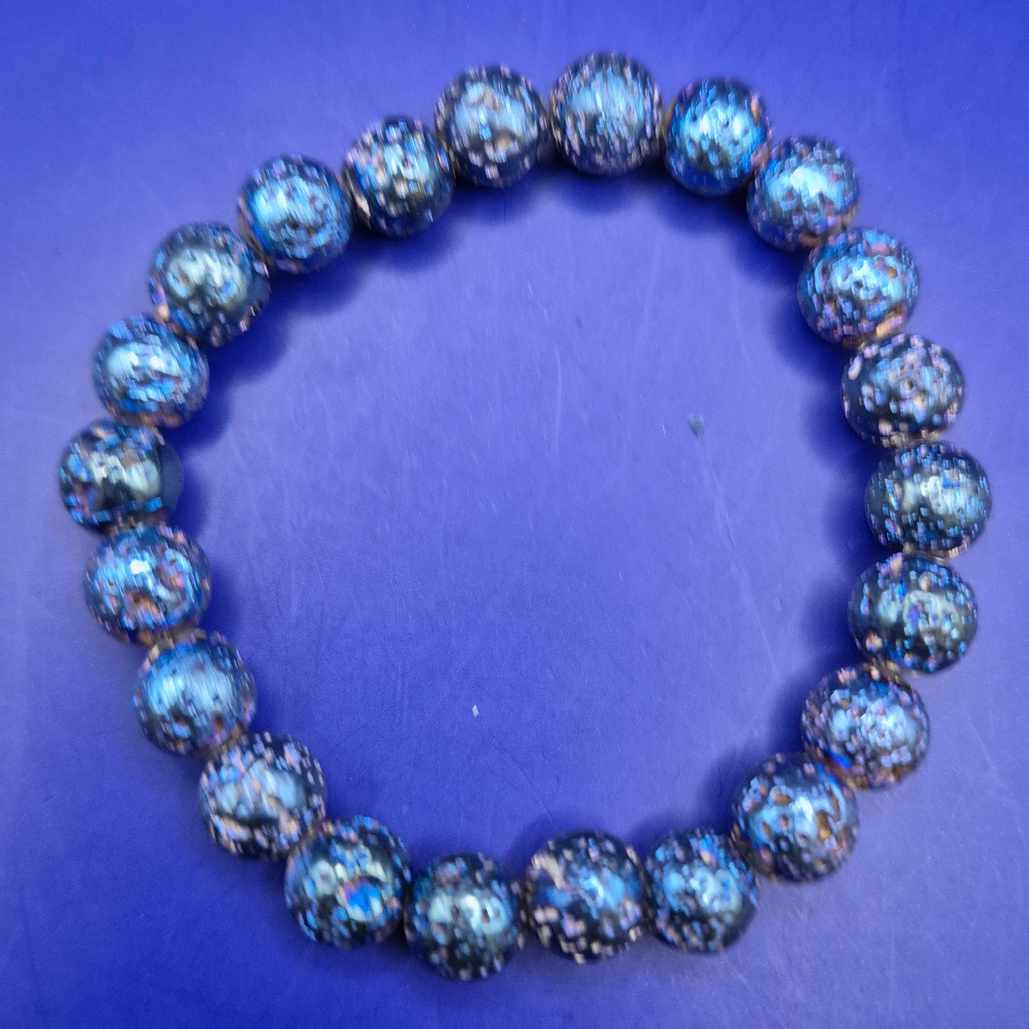 Irisierendes Lavastein Armband - Schillernde Perlen für einen mystischen Look