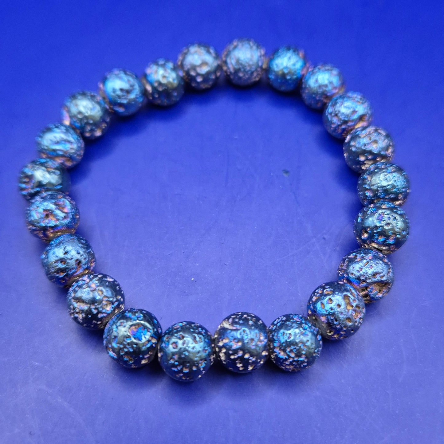 Irisierendes Lavastein Armband - Schillernde Perlen für einen mystischen Look