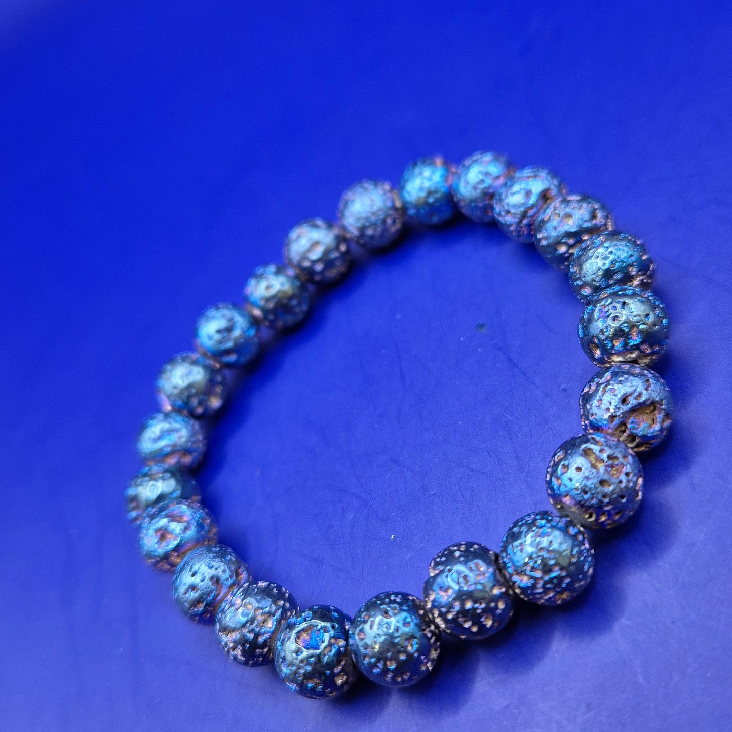 Irisierendes Lavastein Armband - Schillernde Perlen für einen mystischen Look