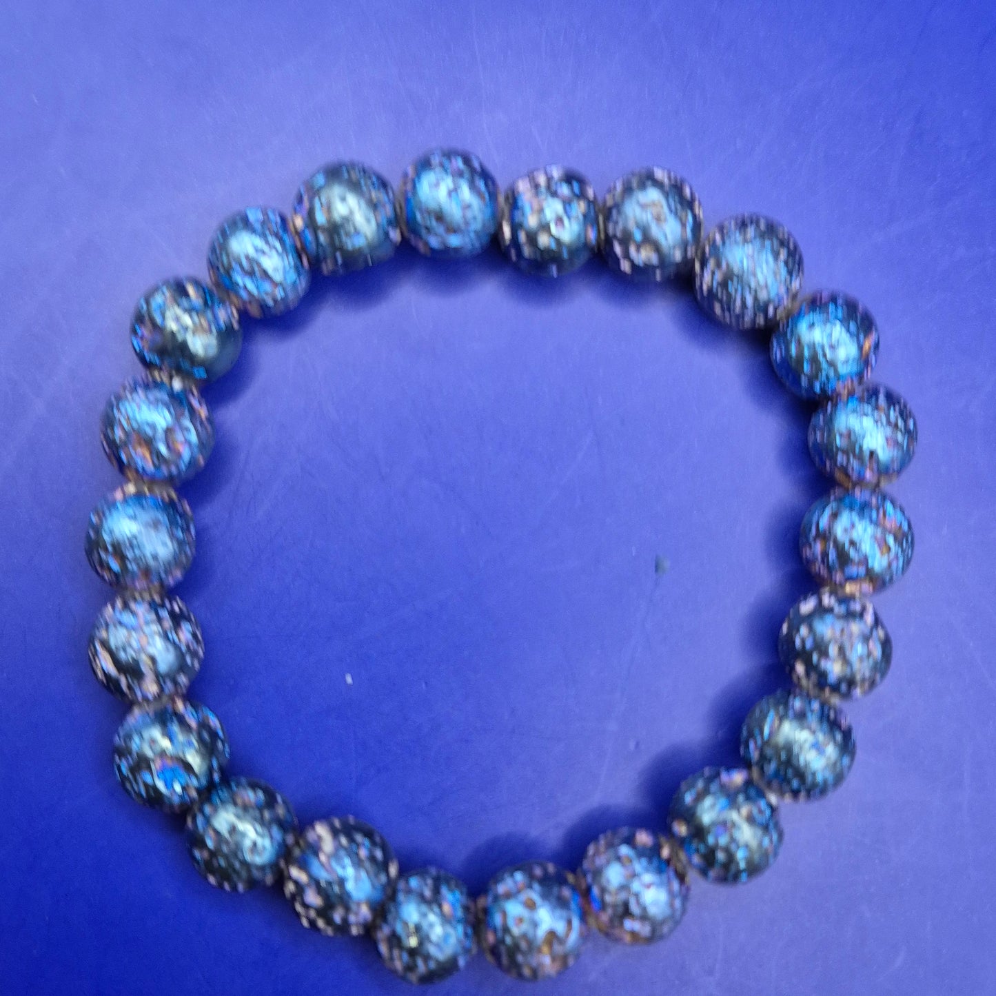 Irisierendes Lavastein Armband - Schillernde Perlen für einen mystischen Look