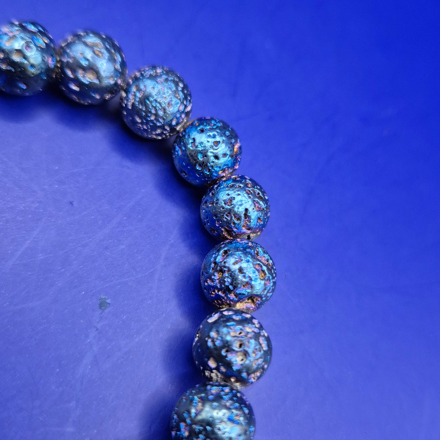 Irisierendes Lavastein Armband - Schillernde Perlen für einen mystischen Look