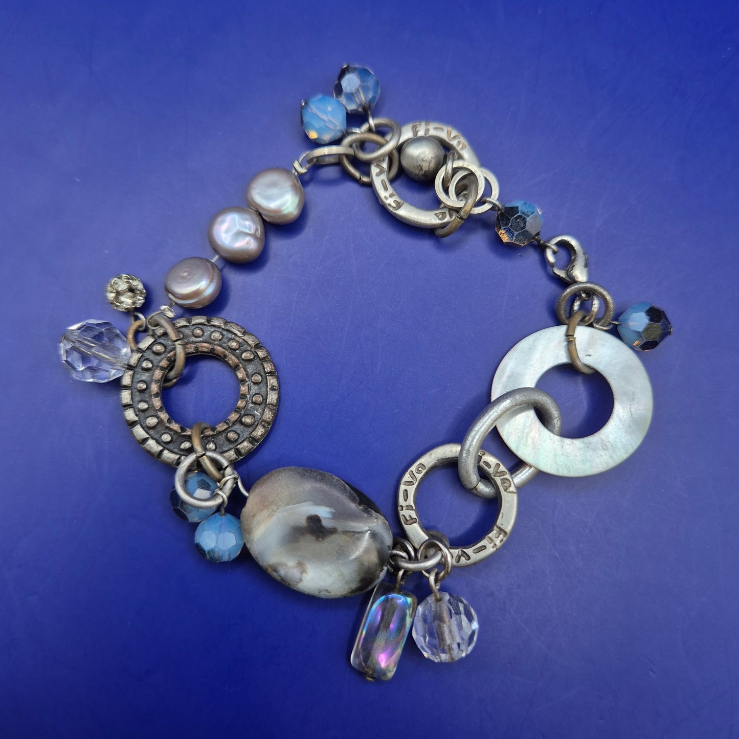 Vintage Statement Armband mit Perlen, Perlmutt und blauen Akzenten