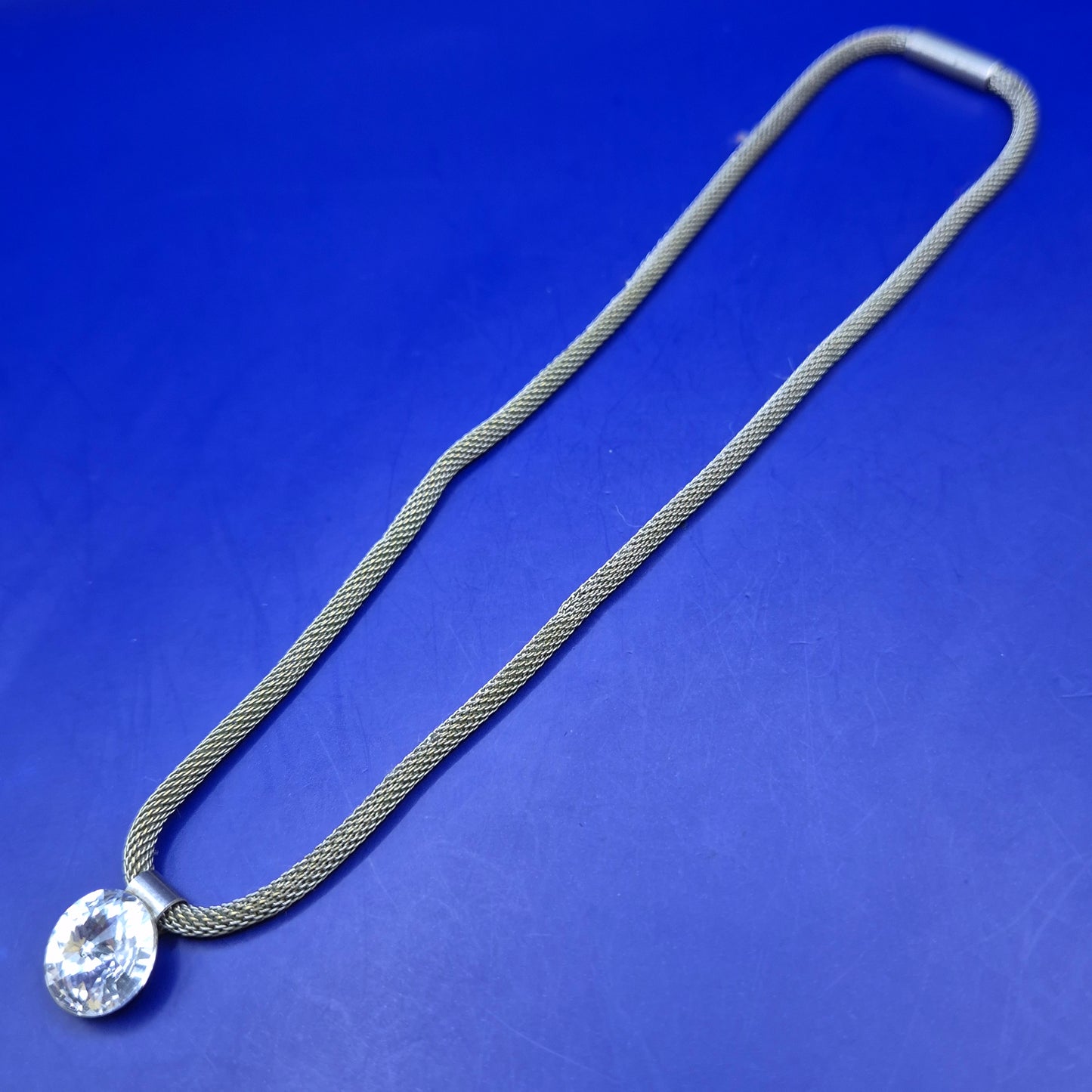 Silbernfarbene Mesh Kette mit funkelndem klaren Kristall Anhänger
