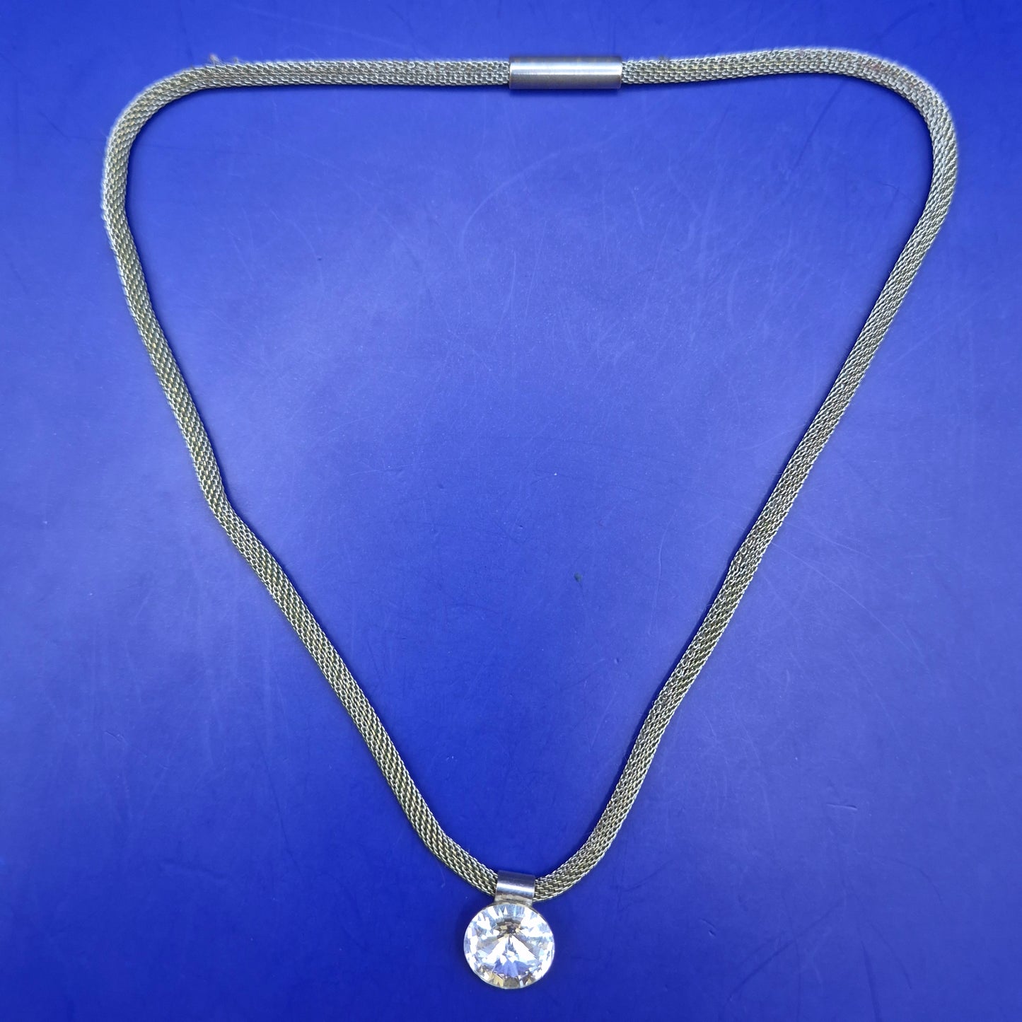Silbernfarbene Mesh Kette mit funkelndem klaren Kristall Anhänger