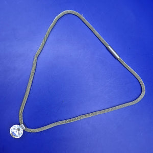 Silbernfarbene Mesh Kette mit funkelndem klaren Kristall Anhänger