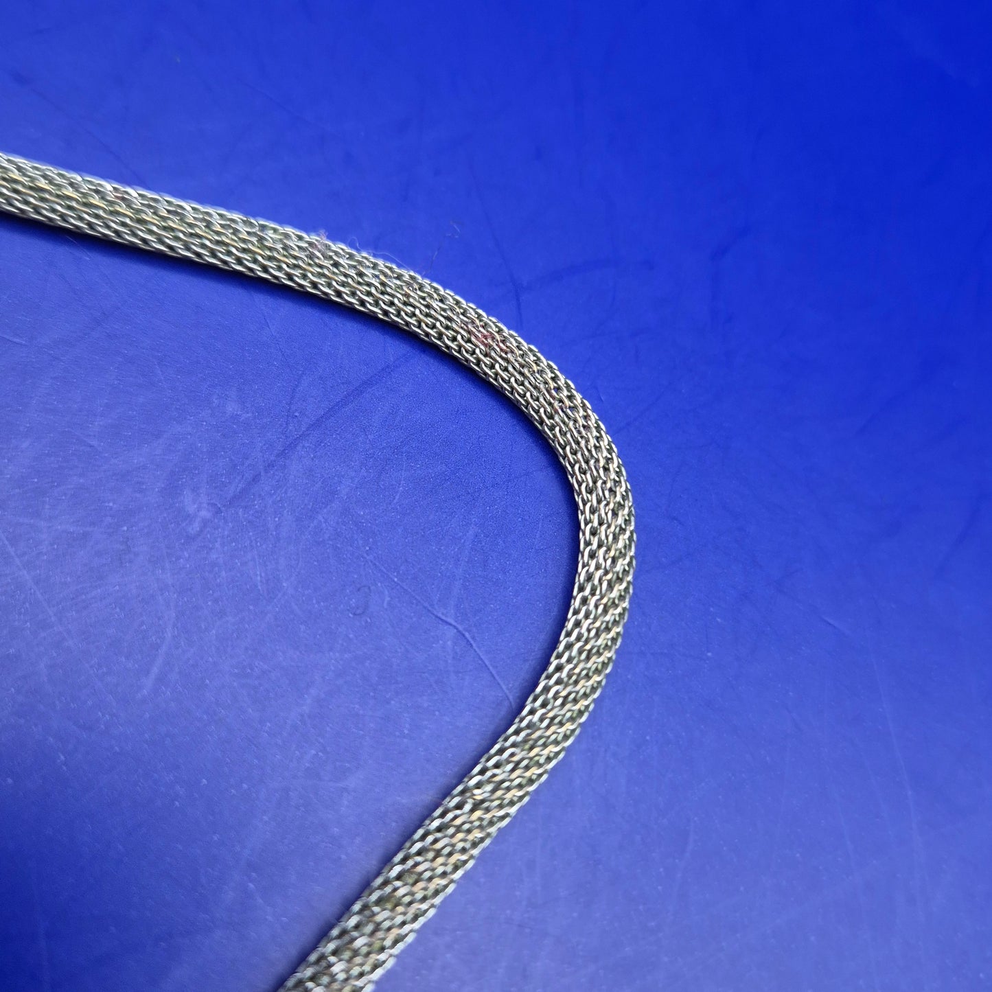 Silbernfarbene Mesh Kette mit funkelndem klaren Kristall Anhänger