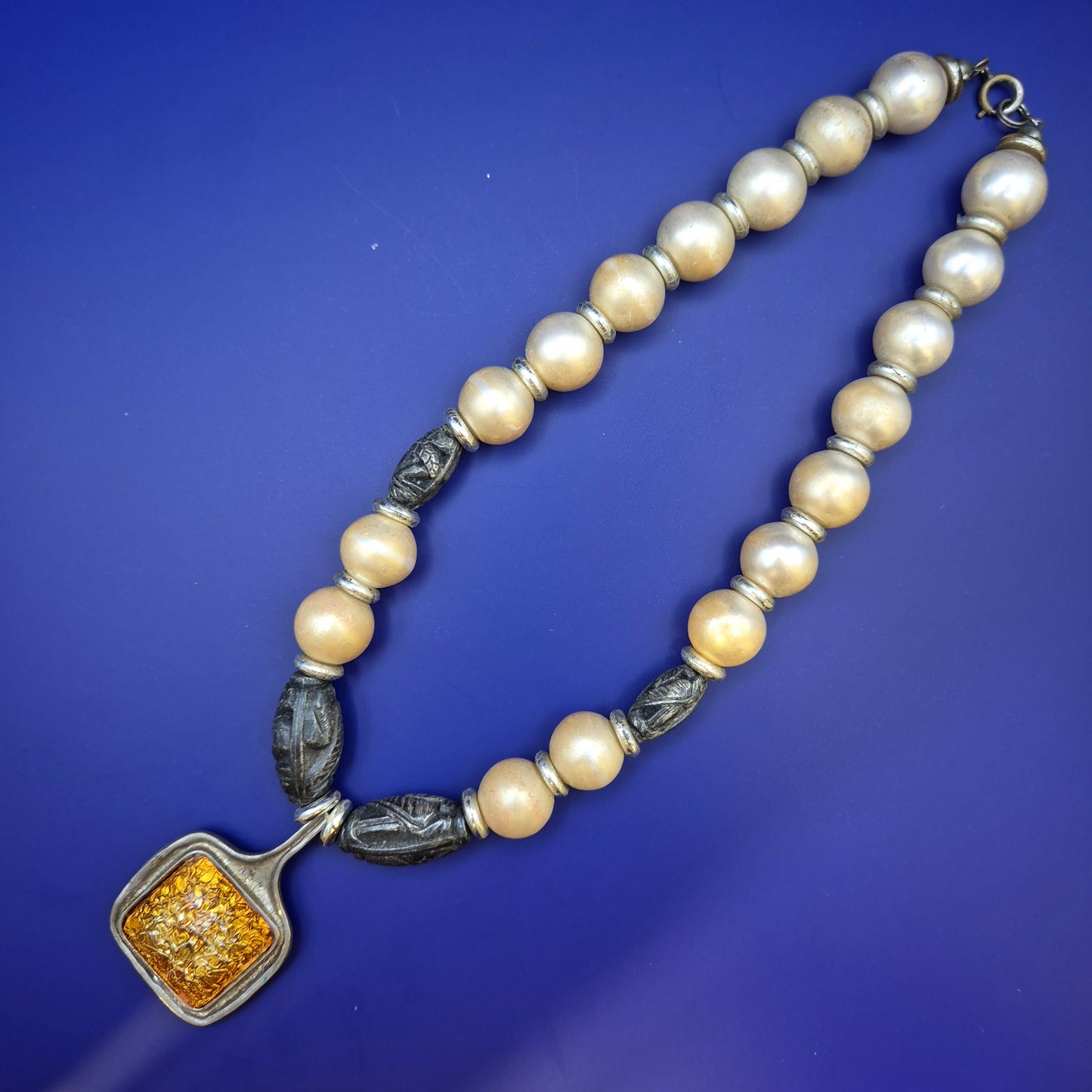 Exquisite Vintage Perlenkette mit antikem Skarabäus-Anhänger Goldfarben