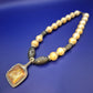 Exquisite Vintage Perlenkette mit antikem Skarabäus-Anhänger Goldfarben