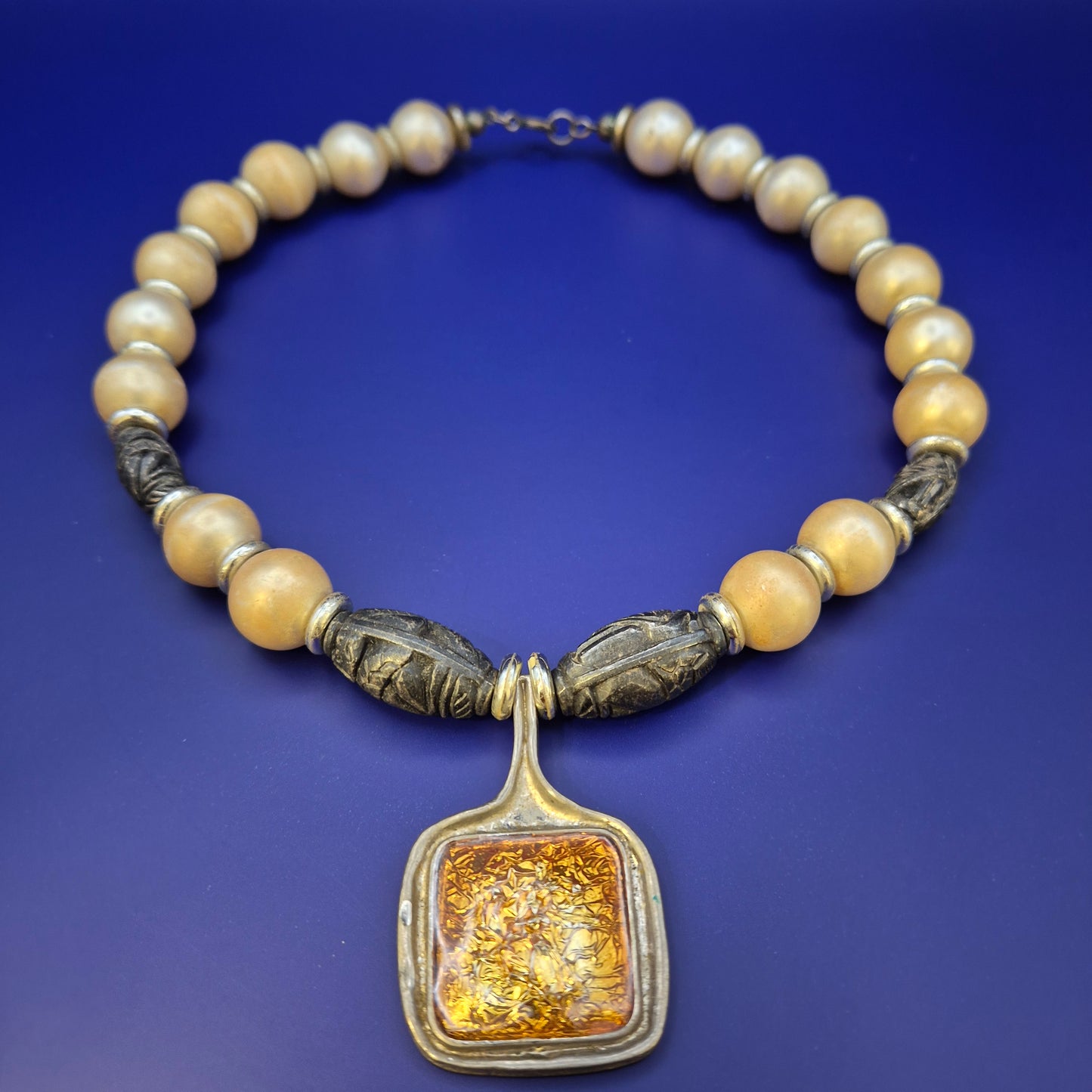 Exquisite Vintage Perlenkette mit antikem Skarabäus-Anhänger Goldfarben