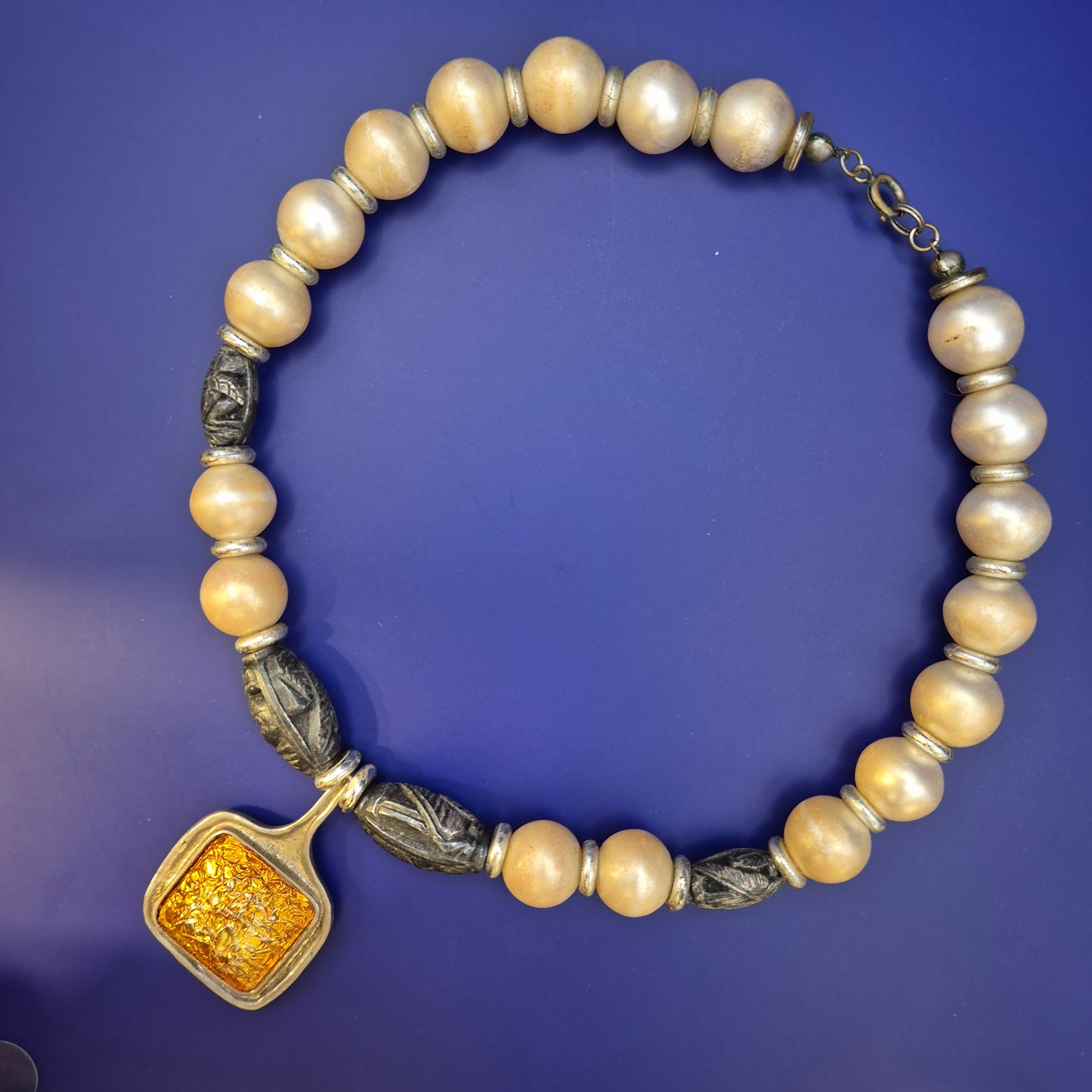 Exquisite Vintage Perlenkette mit antikem Skarabäus-Anhänger Goldfarben