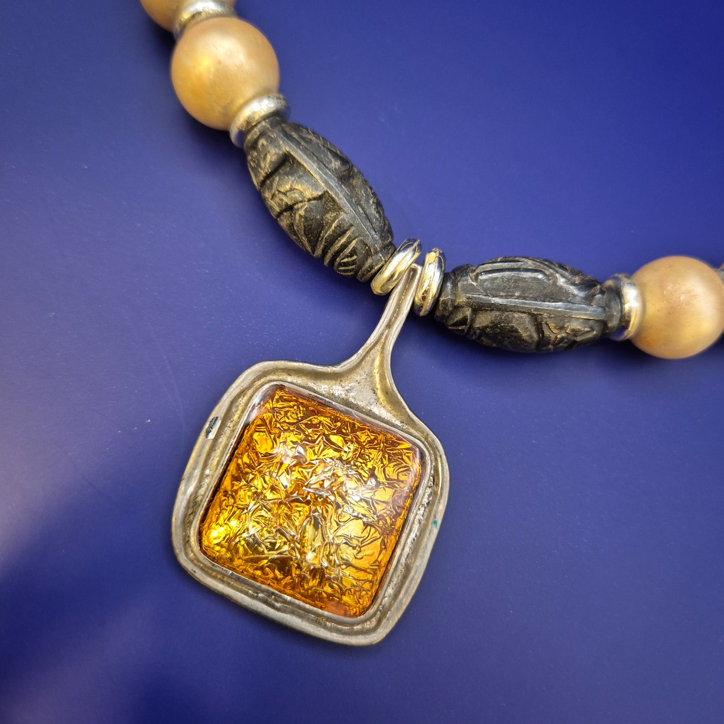 Exquisite Vintage Perlenkette mit antikem Skarabäus-Anhänger Goldfarben