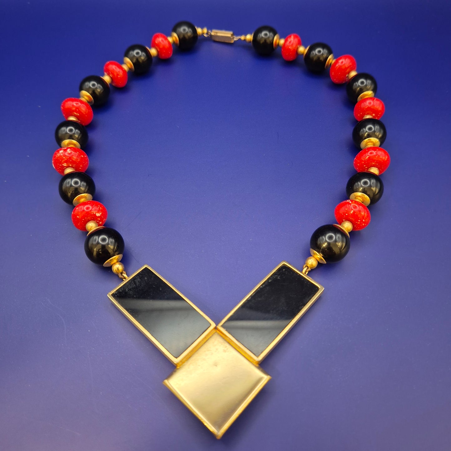 Designer Collier Statement Kette Schwarz Rot Goldfarben Art Deco Stil