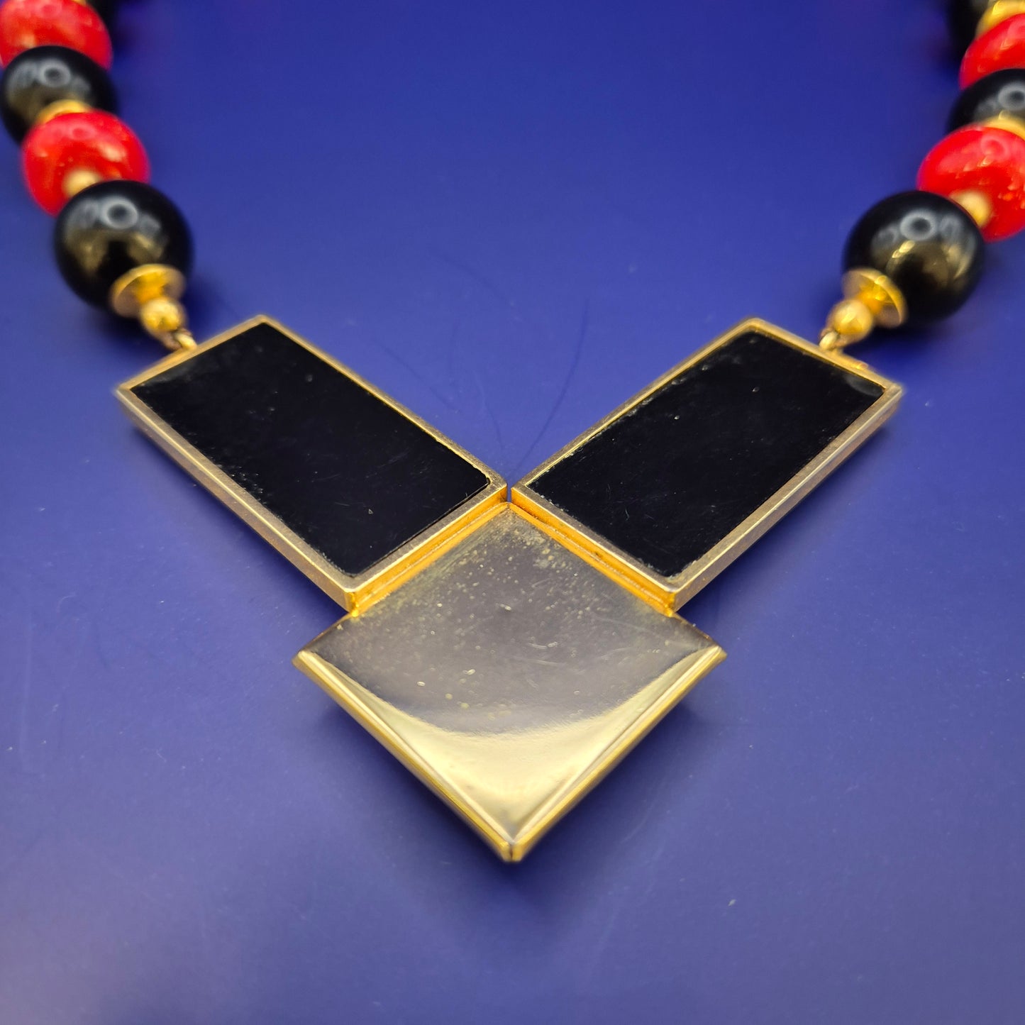 Designer Collier Statement Kette Schwarz Rot Goldfarben Art Deco Stil