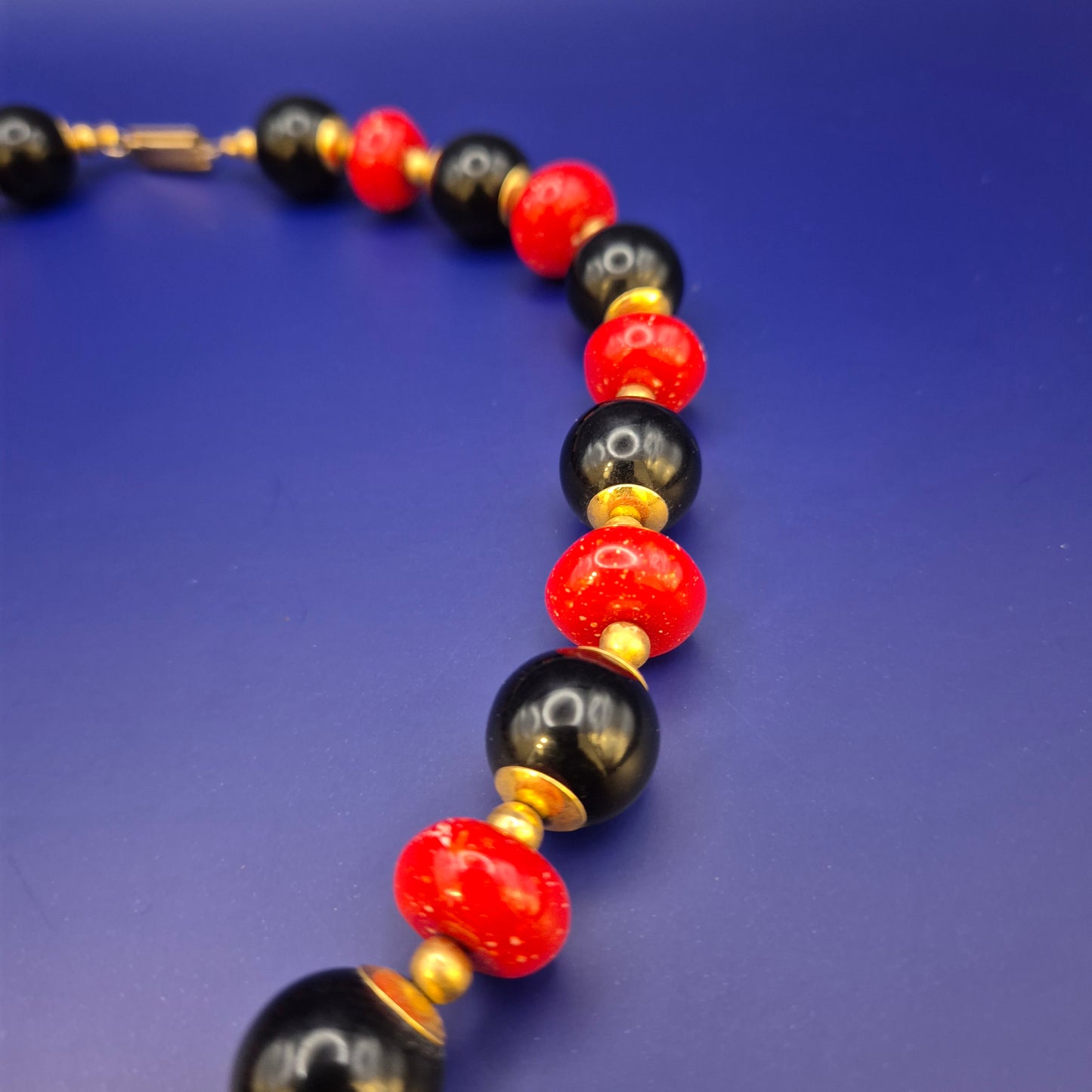 Designer Collier Statement Kette Schwarz Rot Goldfarben Art Deco Stil