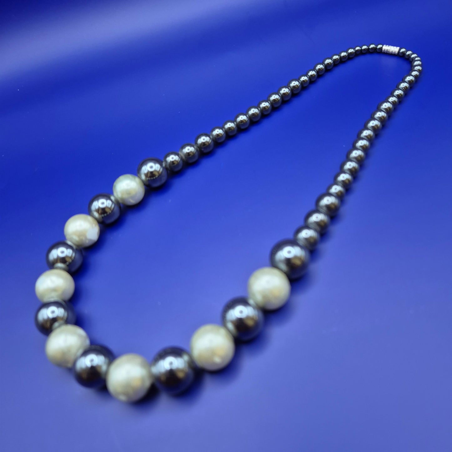 Elegante Vintage Perlenkette mit Hämatit-Elementen