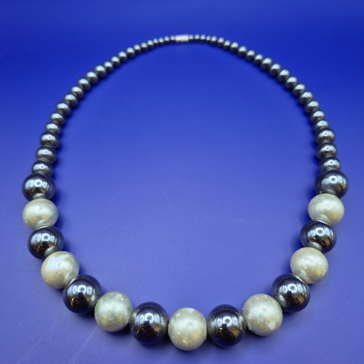 Elegante Vintage Perlenkette mit Hämatit-Elementen