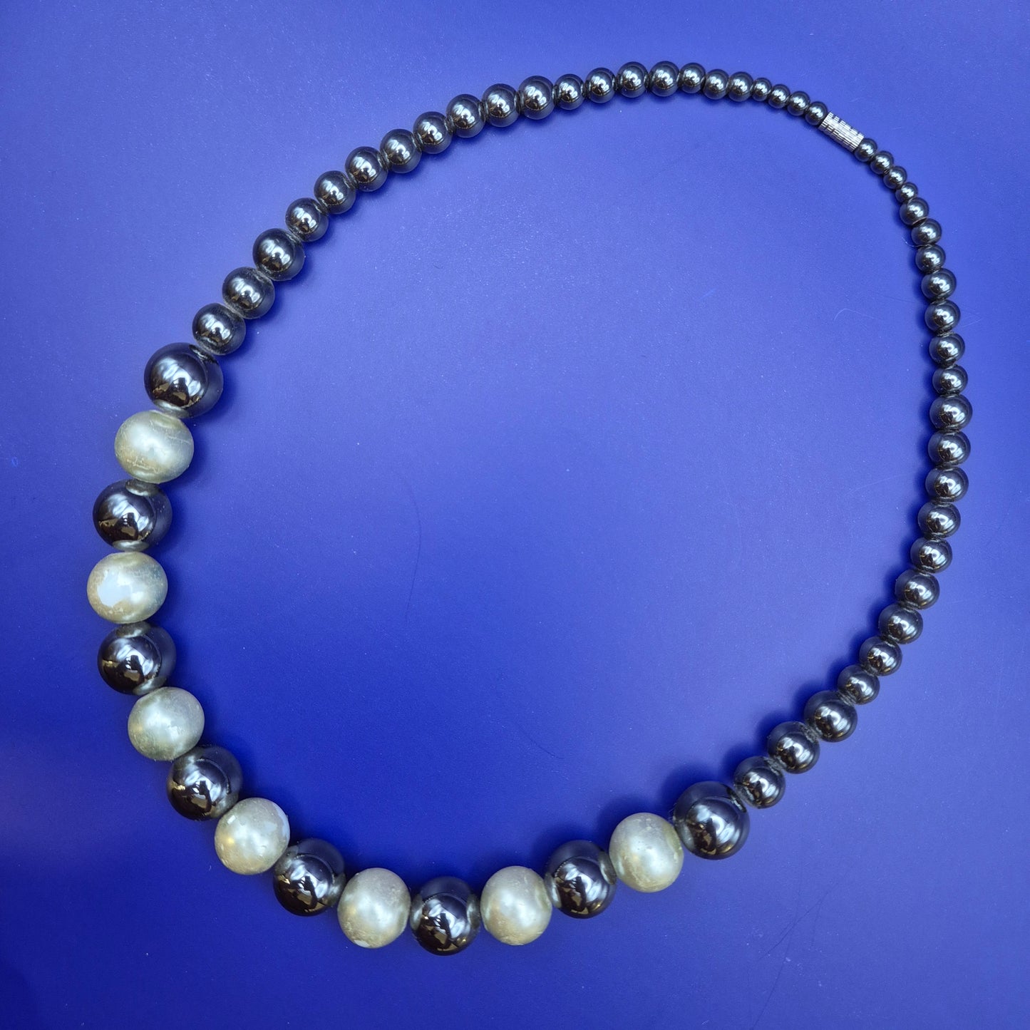 Elegante Vintage Perlenkette mit Hämatit-Elementen