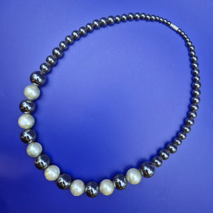 Elegante Vintage Perlenkette mit Hämatit-Elementen