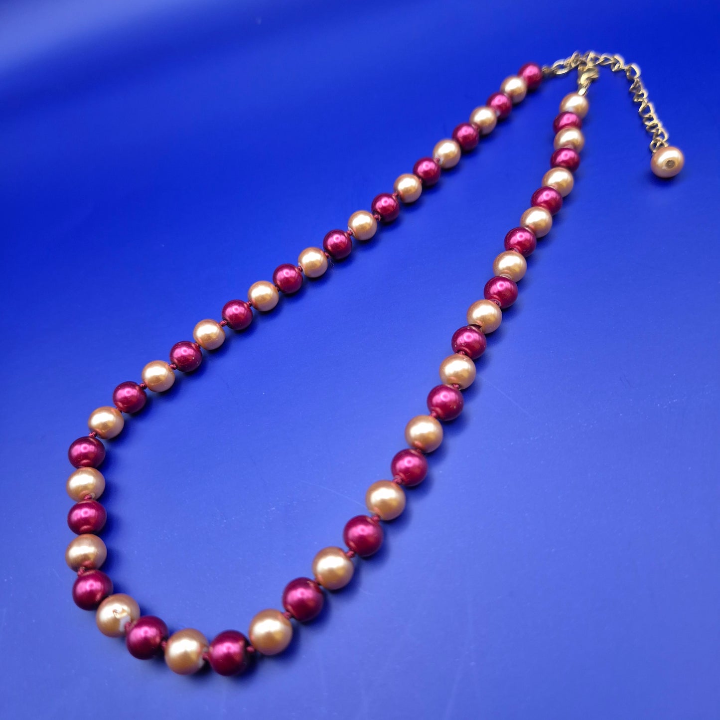 Elegante Vintage Perlenkette in Weinrot und Creme mit Goldton