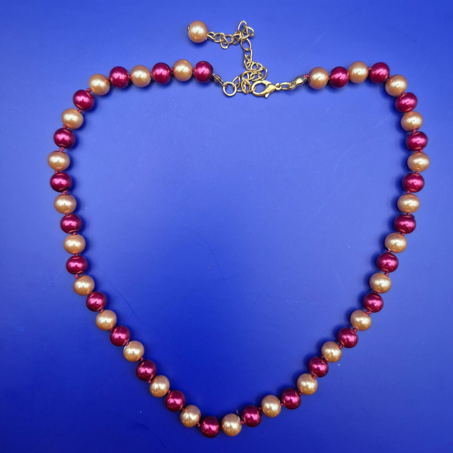 Elegante Vintage Perlenkette in Weinrot und Creme mit Goldton