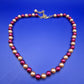 Elegante Vintage Perlenkette in Weinrot und Creme mit Goldton