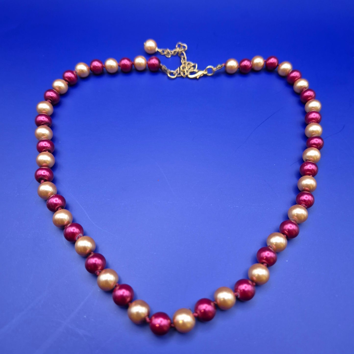 Elegante Vintage Perlenkette in Weinrot und Creme mit Goldton
