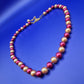 Elegante Vintage Perlenkette in Weinrot und Creme mit Goldton
