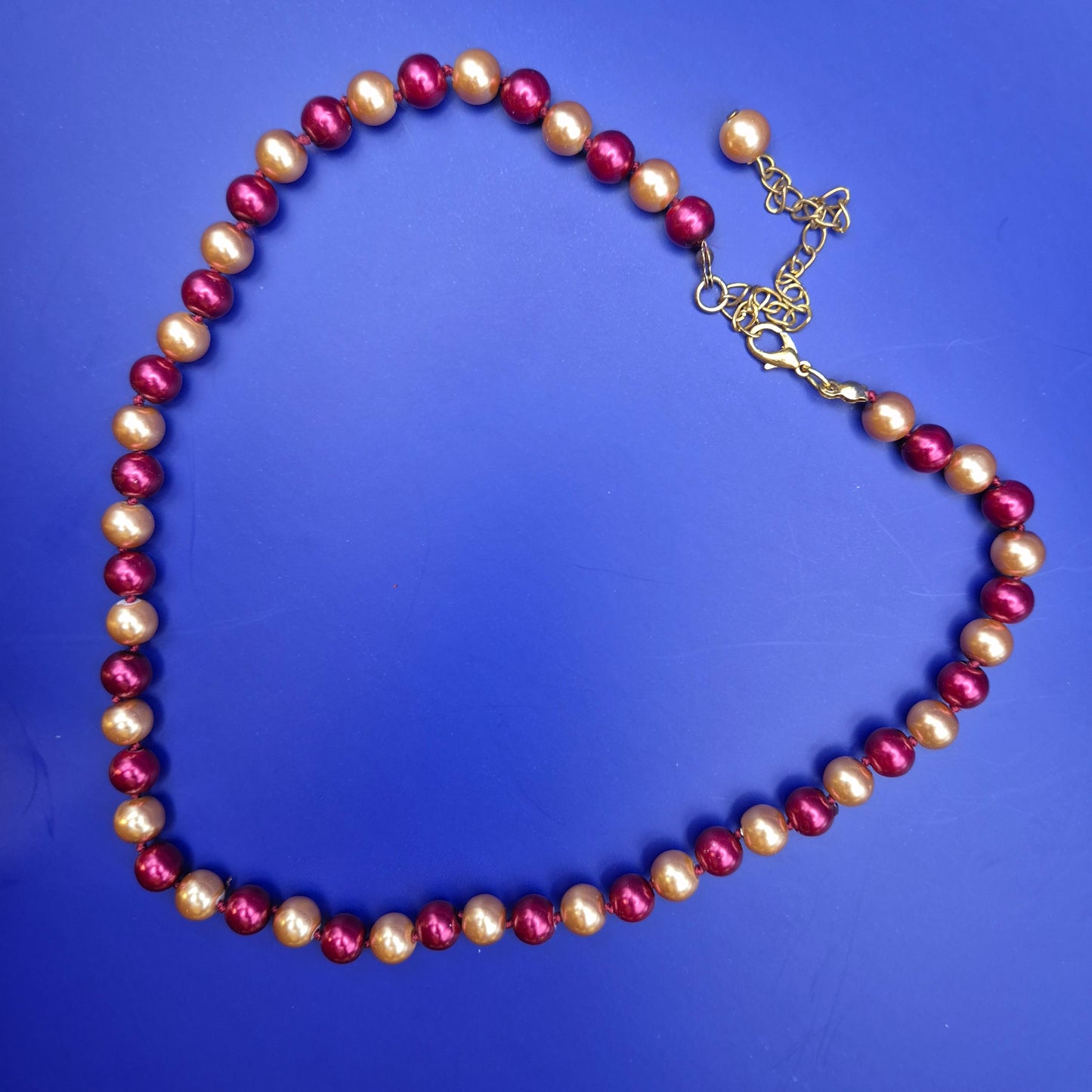 Elegante Vintage Perlenkette in Weinrot und Creme mit Goldton