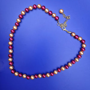 Elegante Vintage Perlenkette in Weinrot und Creme mit Goldton