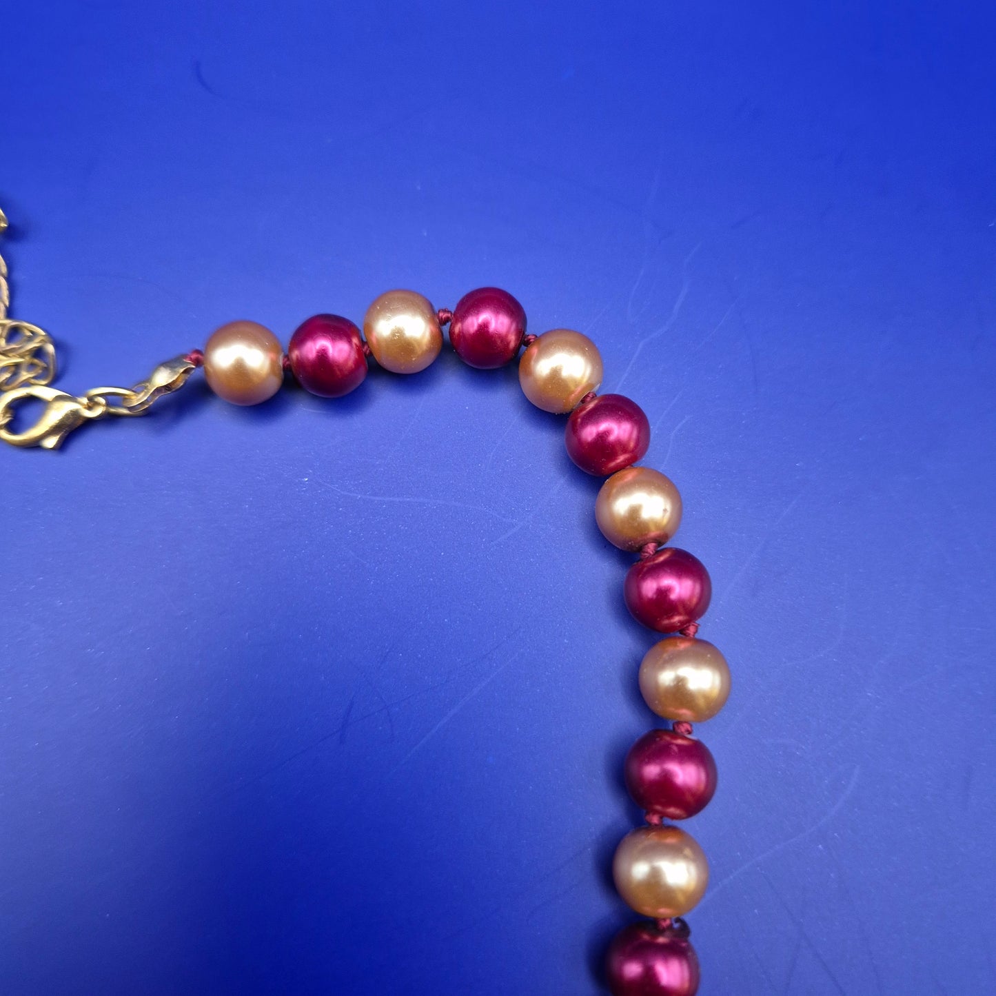 Elegante Vintage Perlenkette in Weinrot und Creme mit Goldton