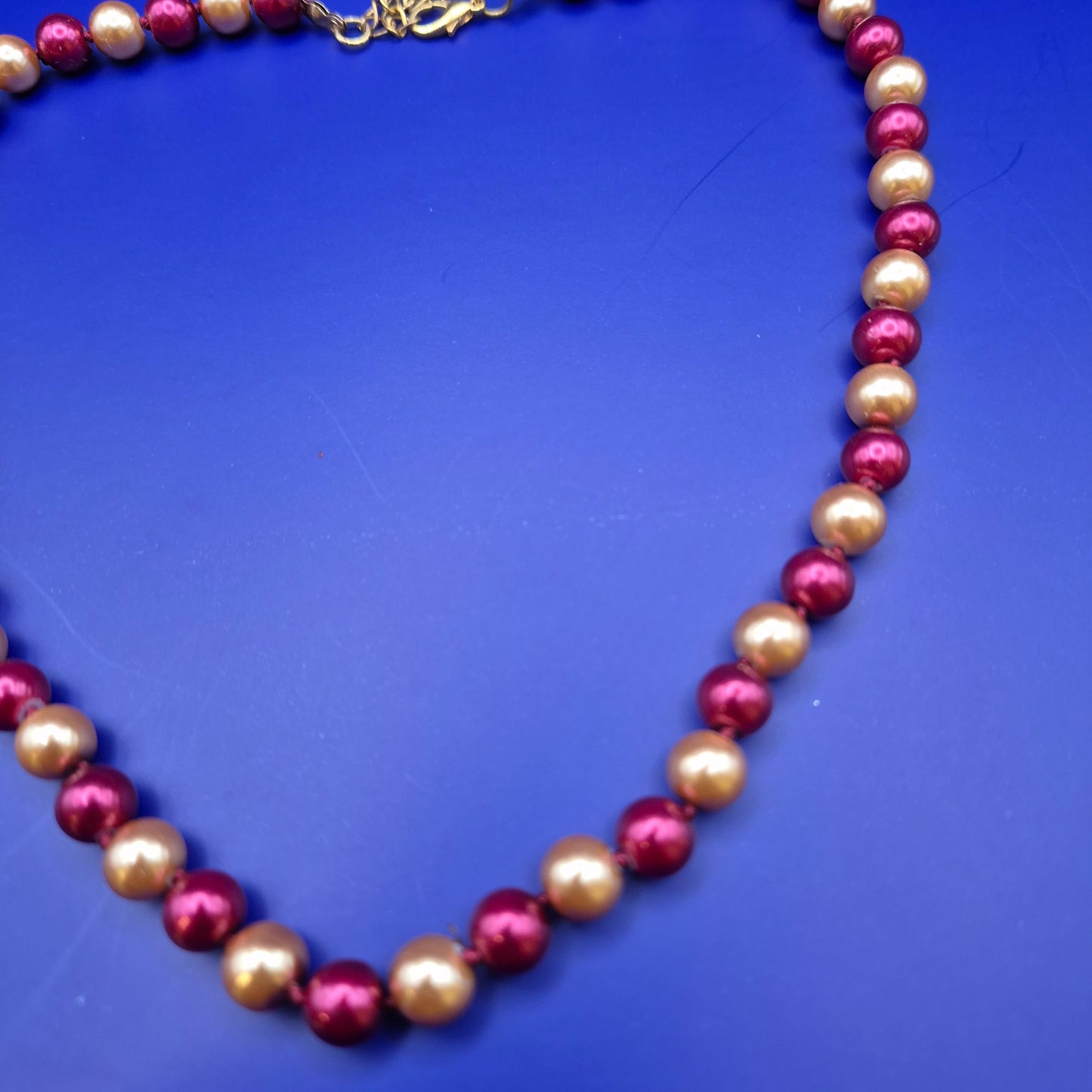 Elegante Vintage Perlenkette in Weinrot und Creme mit Goldton