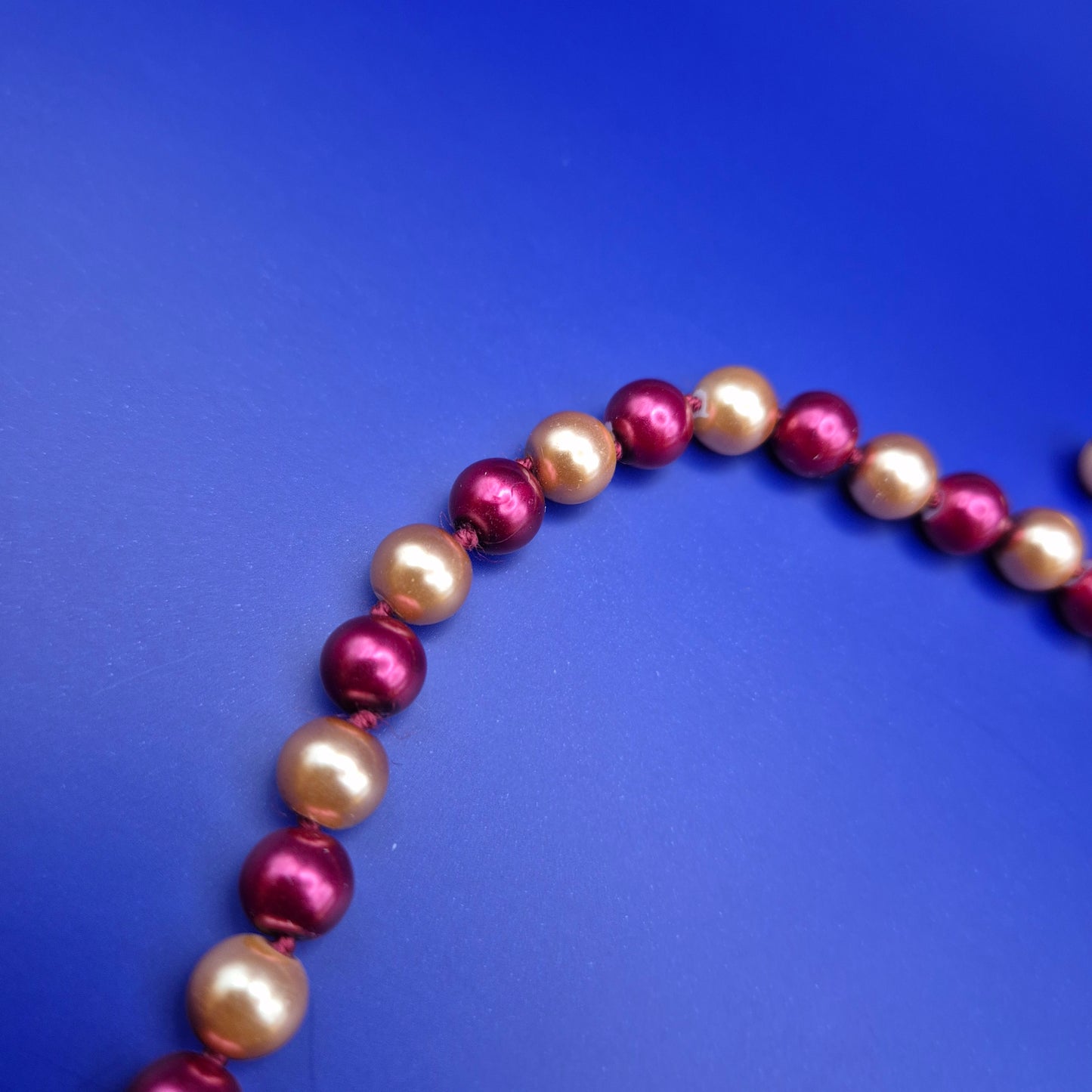 Elegante Vintage Perlenkette in Weinrot und Creme mit Goldton