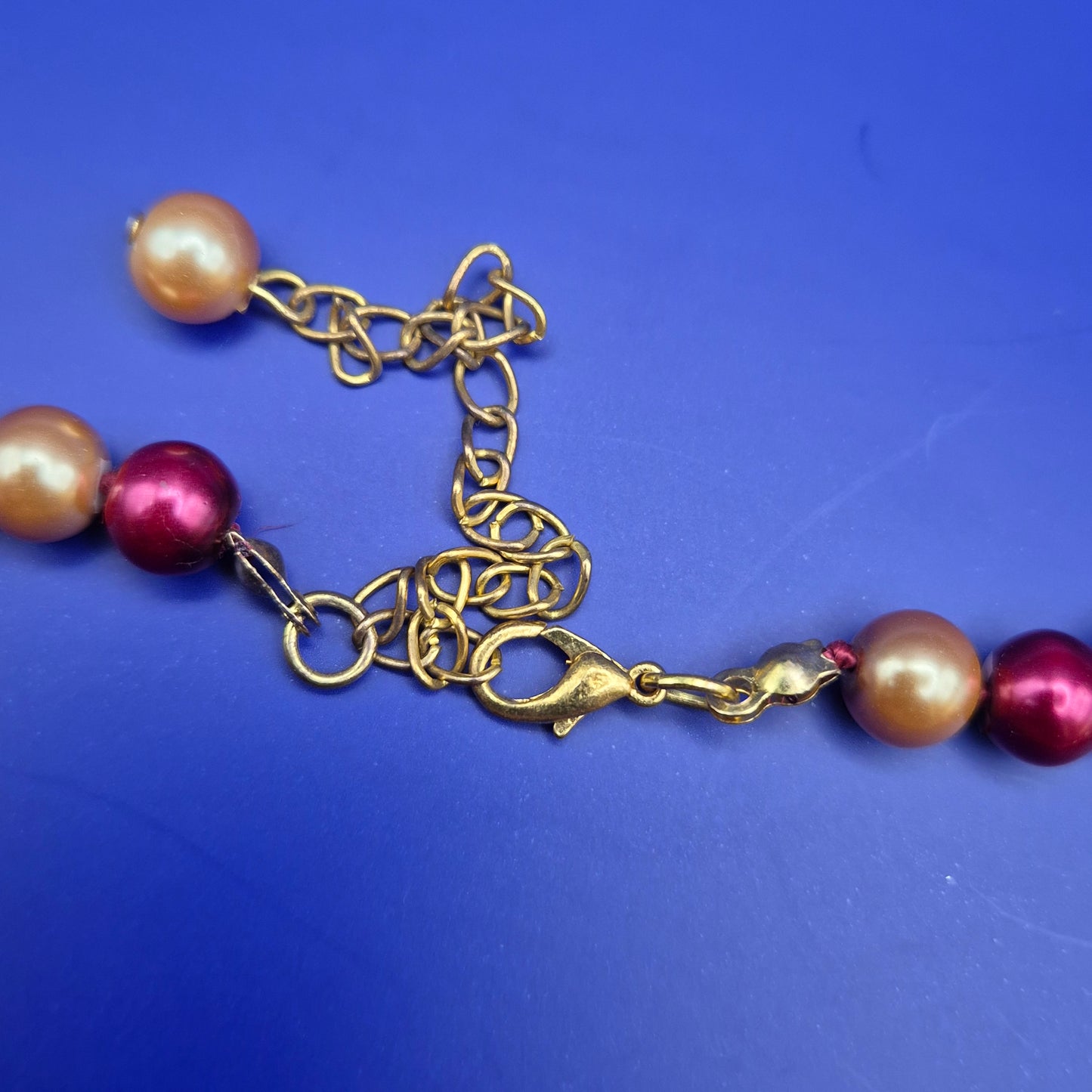 Elegante Vintage Perlenkette in Weinrot und Creme mit Goldton