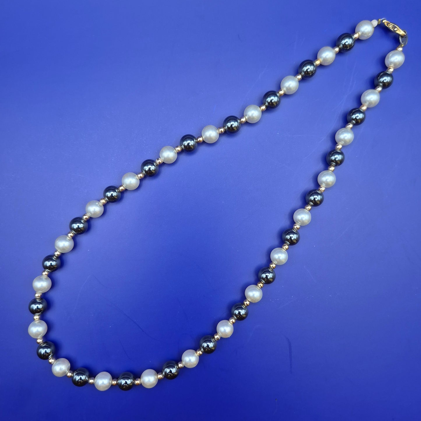 Elegante Perlenkette mit grauen und weißen Perlen