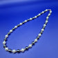 Elegante Perlenkette mit grauen und weißen Perlen