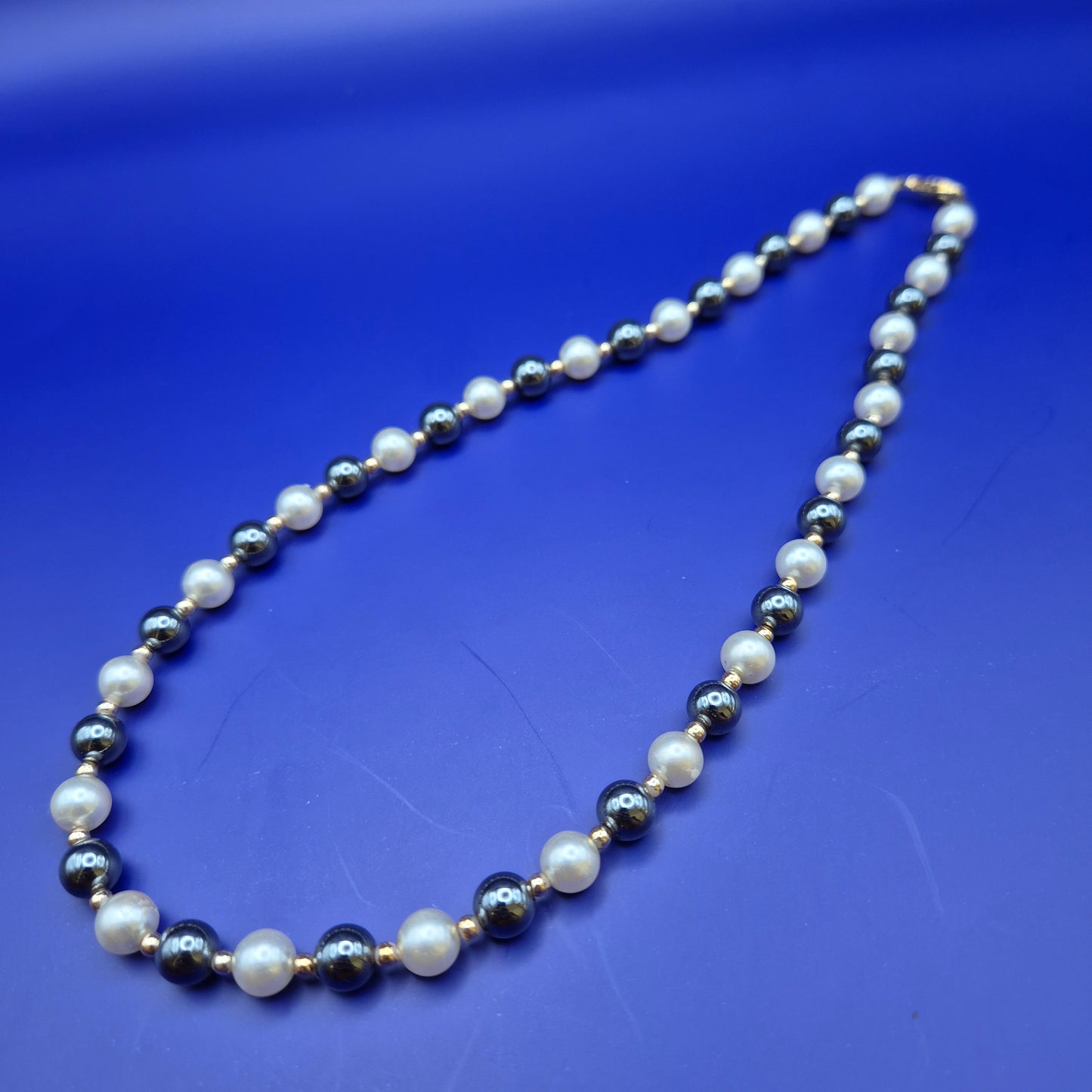 Elegante Perlenkette mit grauen und weißen Perlen