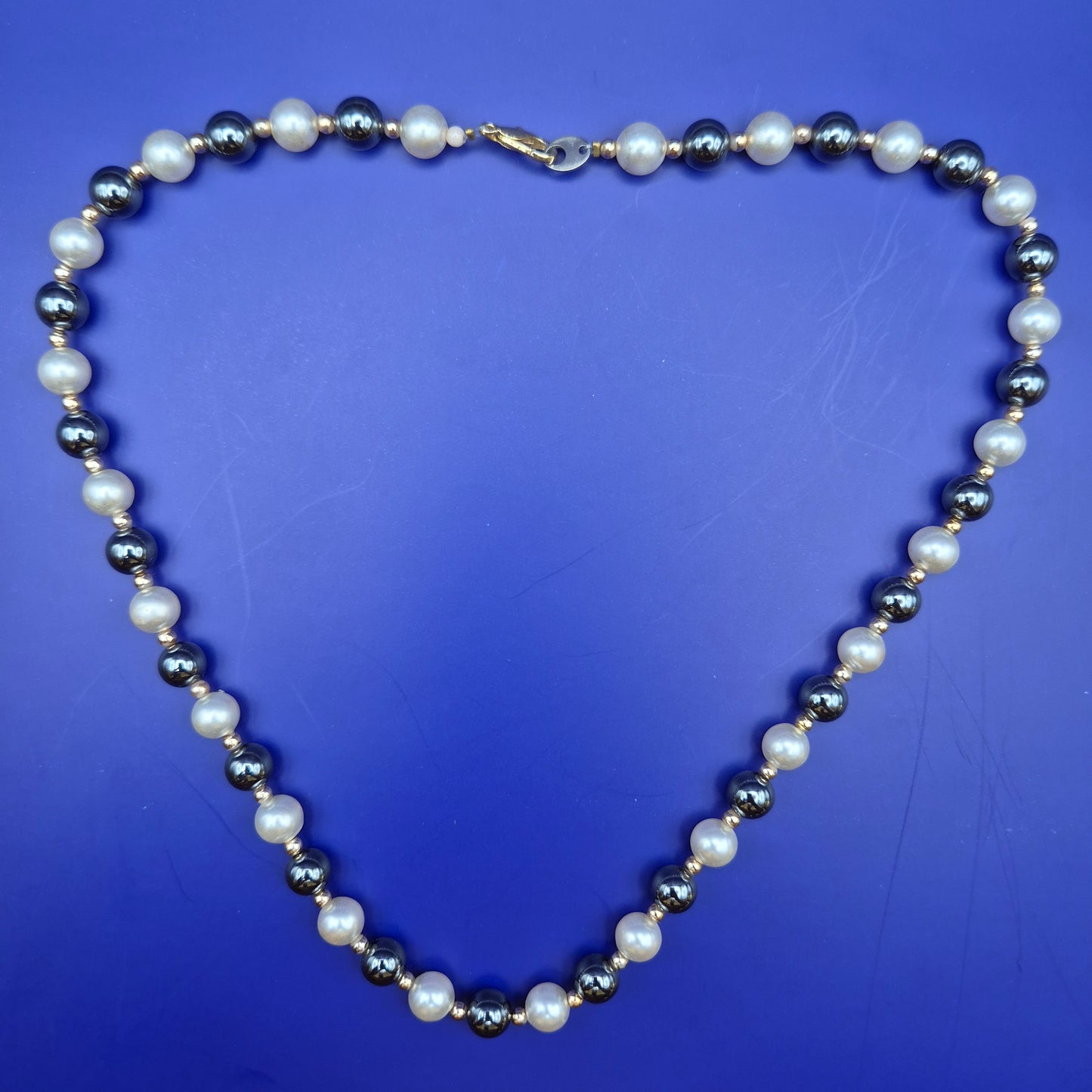 Elegante Perlenkette mit grauen und weißen Perlen