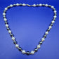 Elegante Perlenkette mit grauen und weißen Perlen