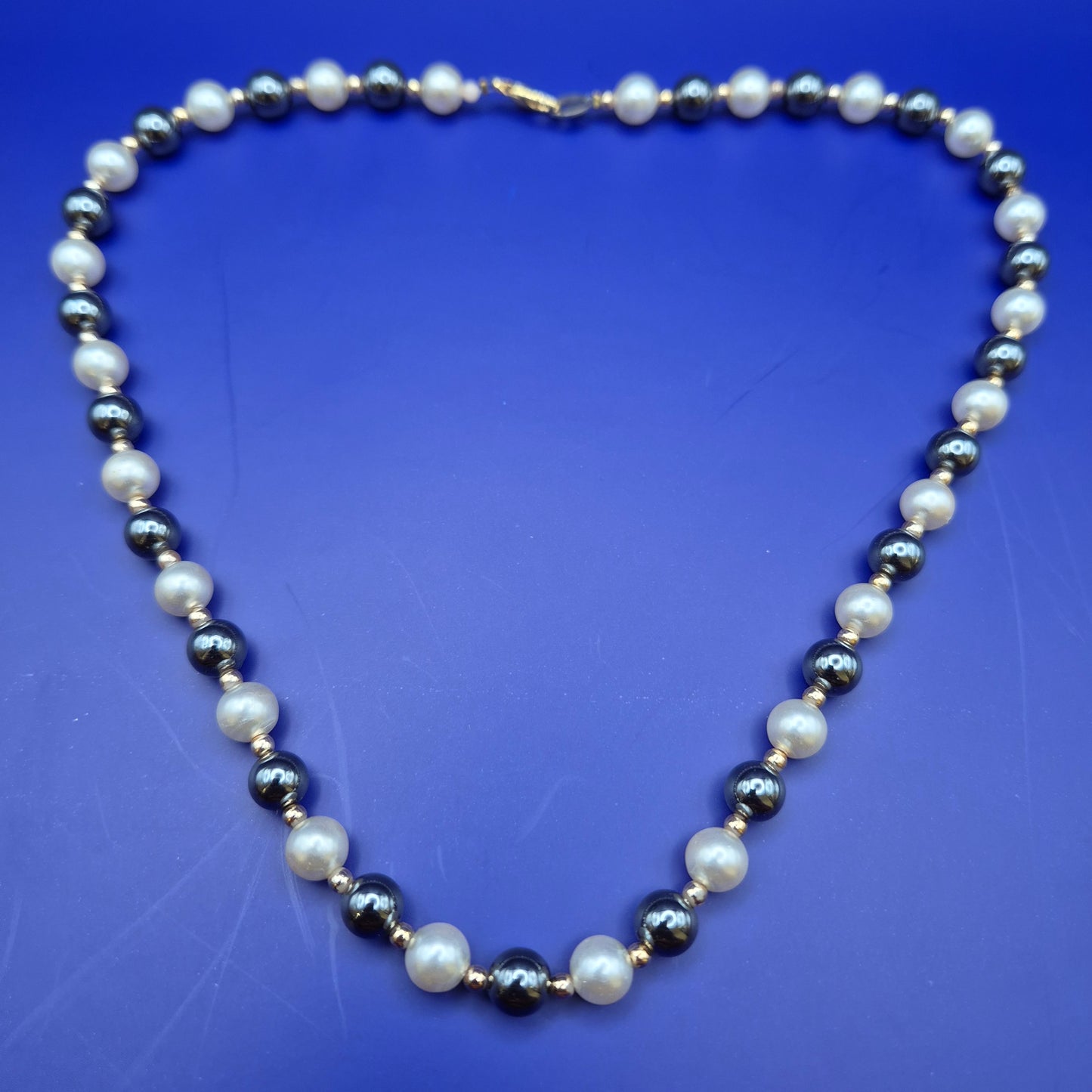 Elegante Perlenkette mit grauen und weißen Perlen