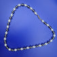 Elegante Perlenkette mit grauen und weißen Perlen