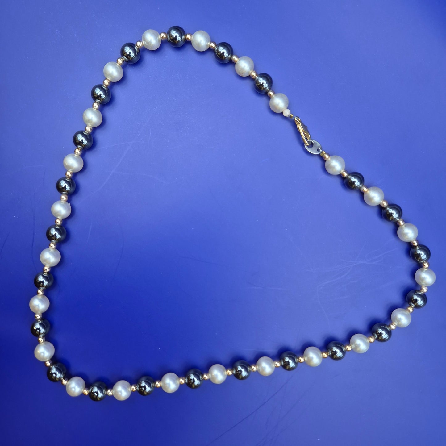 Elegante Perlenkette mit grauen und weißen Perlen
