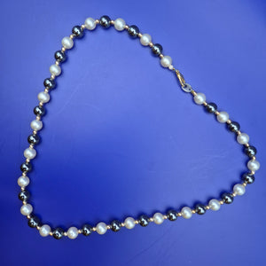 Elegante Perlenkette mit grauen und weißen Perlen