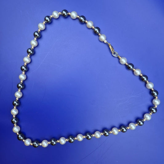 Elegante Perlenkette mit grauen und weißen Perlen