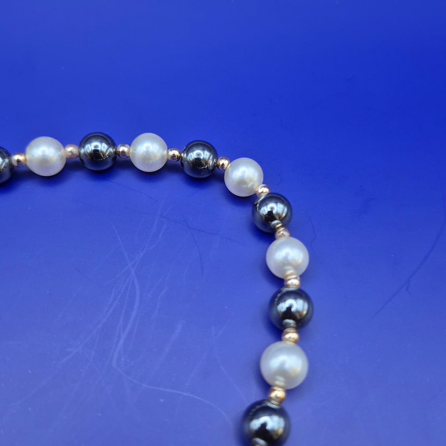 Elegante Perlenkette mit grauen und weißen Perlen