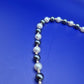 Elegante Perlenkette mit grauen und weißen Perlen
